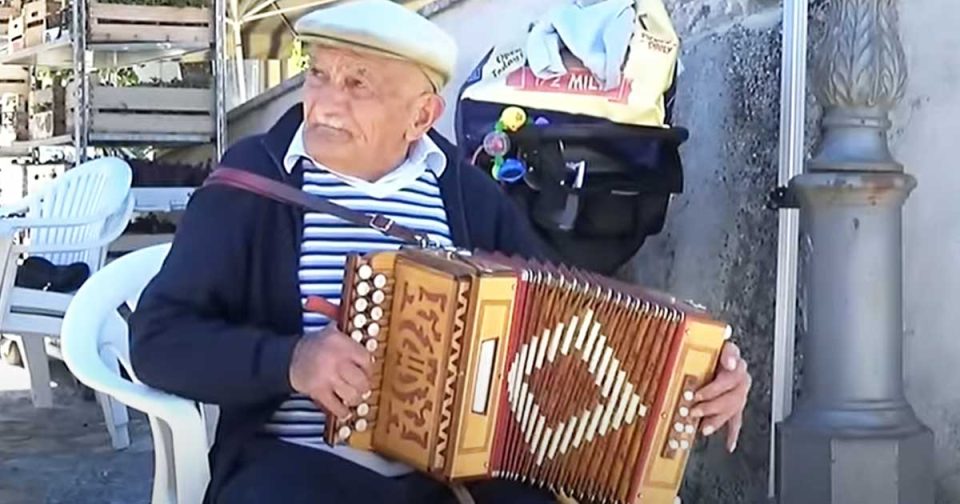 Zi' Carminuccio e il suo organetto da Cairano - Irpinia. Musica popolare.