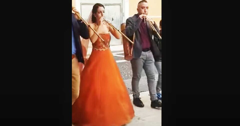 La Sposa suona le Launeddas - Sardegna. Musica popolare sarda.