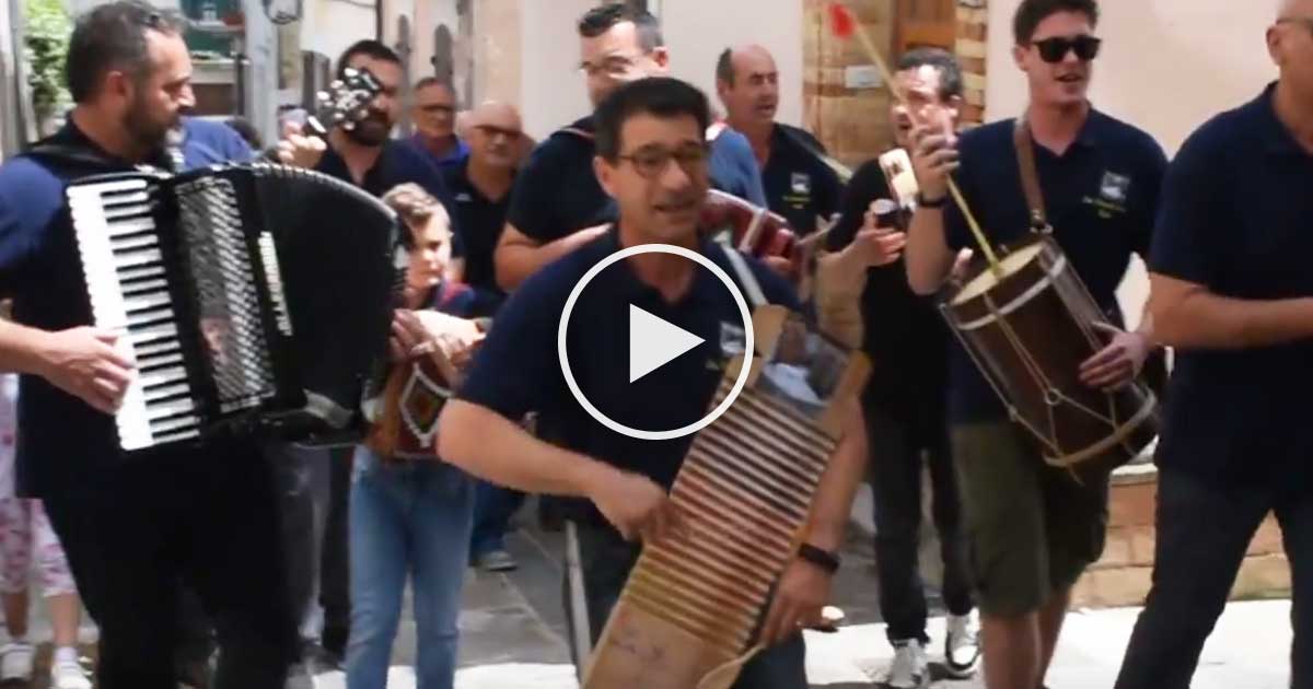 LA STRUCLATORE FOLK suona e anima la domenica