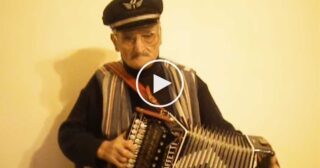 Nonno Anacleto suona l’organetto