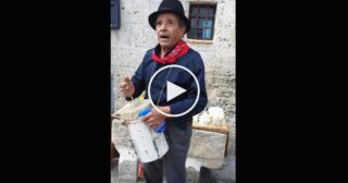 Uomo suona La Cupa Cupa a Matera