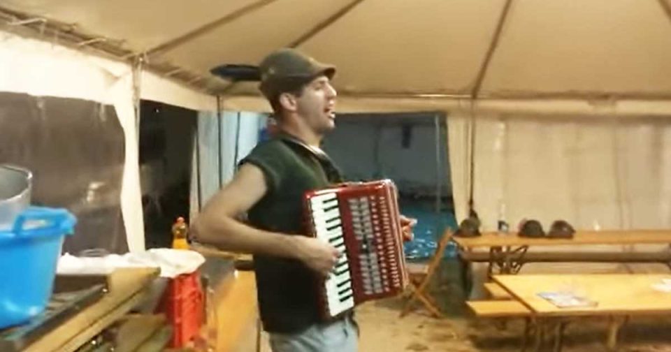 Gli Alpini cantano "La porsea". Musica degli Alpini. Musica popolare.