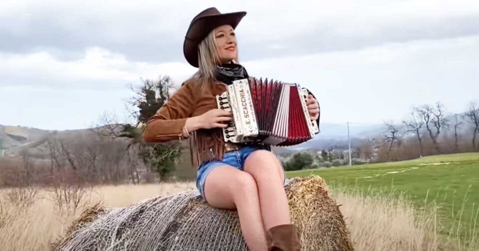 Noemi Gigante - Quadriglia del Camionista - Organetto. Musica popolare.