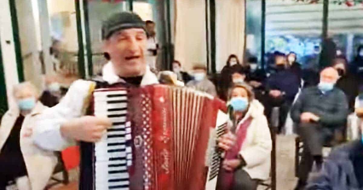 Stornellatori al centro anziani in Prati