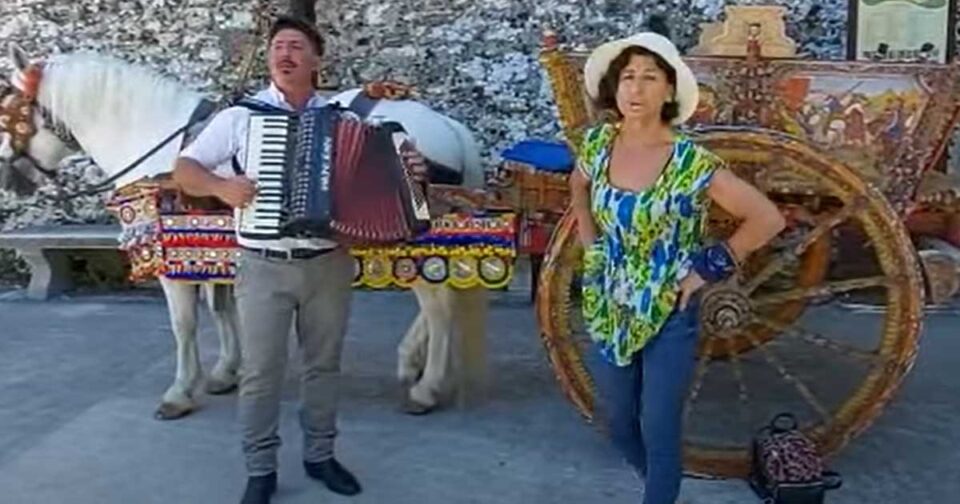 Vitti Na Crozza - canto e fisarmonica. Musica popolare italiana.