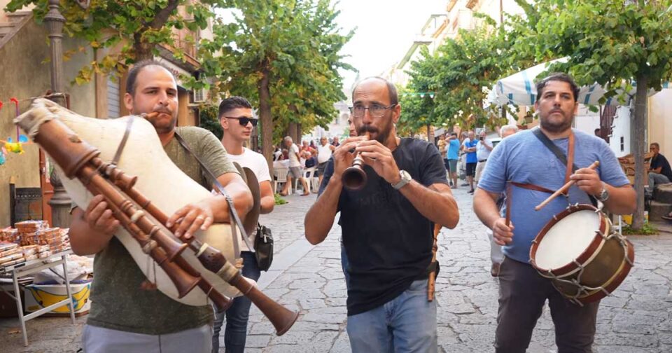 Zampognari Calabresi - Processione. Musica popolare.